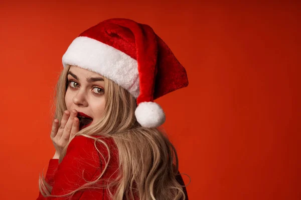 Femme Gaie Dans Chapeau Noël Posant — Photo