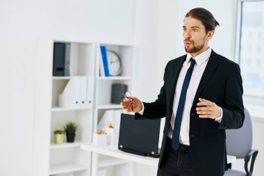 Müdürün elinde bir telefon ofisi yöneticisi var.