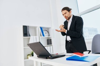 Ofis çalışanı dizüstü bilgisayar teknolojisi önünde duygularını çalışır.