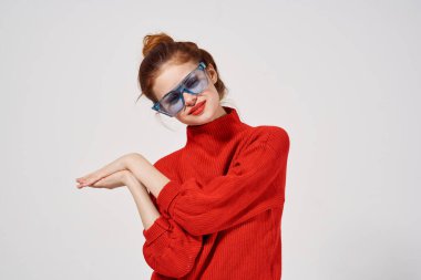 Hafif arka planda poz veren bir kadının portresi. Yüksek kalite fotoğraf