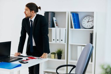 Elinde telefon idarecisi tutan bir işadamı