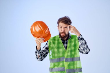 duygusal adam üniformalı inşaat atölyesi