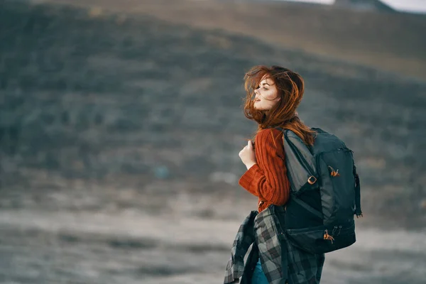 Dağlarda Yürüyen Bir Kadın Yürüyüşçü Yüksek Kalite Fotoğraf — Stok fotoğraf