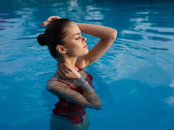 Atractiva Mujer Traje Baño Rojo Nada Agua Clara Piscina Vista —  Fotos de Stock