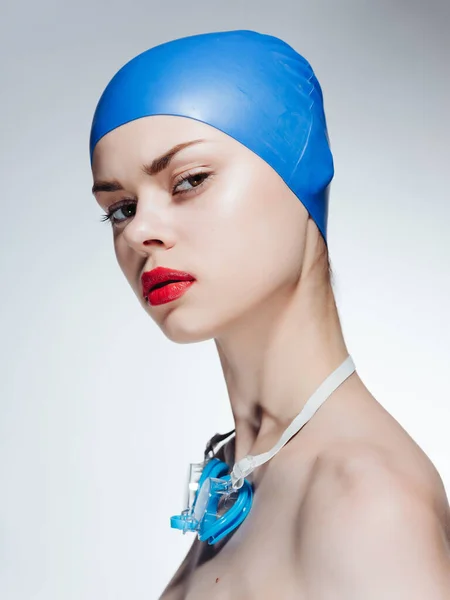 Donna Sportiva Con Labbra Rosse Cuffia Nuoto Foto Alta Qualità — Foto Stock