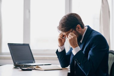 İş adamları bir dizüstü bilgisayarın önünde oturmuş öfke teknolojilerini strese sokuyorlar.