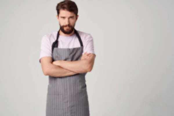 Homem chef emoções bolso restaurante trabalho na cozinha — Fotografia de Stock