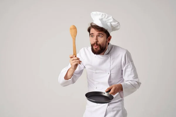 요리사 인 한 남자 가손으로 요리를 하면서 프라이팬을 두르고 있다 — 스톡 사진