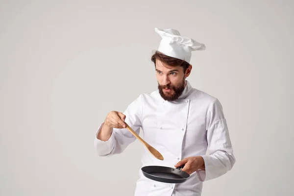 Cheerful chef masculino frigideira em mãos cozinhar alimentos cozinha profissional — Fotografia de Stock