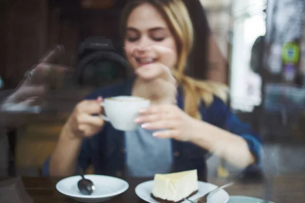 Gyönyörű nő egy csésze kávét egy kávézóban snack reggeli — Stock Fotó