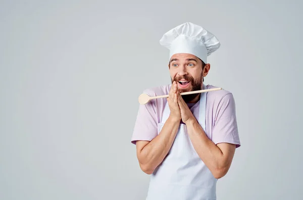 Um homem de uniforme de chefs com barba servindo restaurante Profissional — Fotografia de Stock