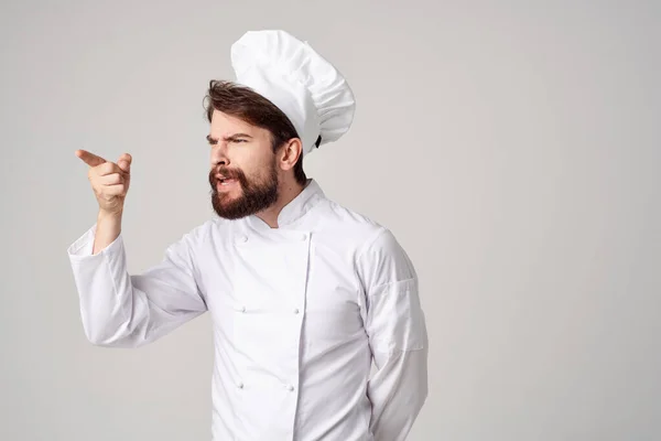 Barbuto uomo chef uniforme cucinare emozioni gourmet isolato sfondo — Foto Stock