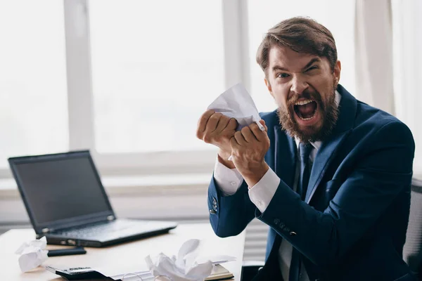 Менеджер сидя за столом перед ноутбуком стресс гнев профессионала — стоковое фото