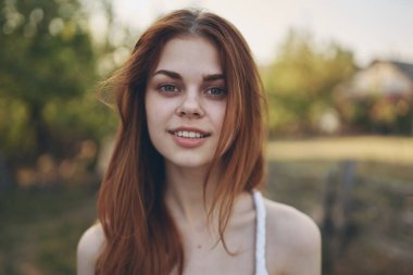 Güzel kadın yaz kırsal kesimde Güneş Özgürlüğü