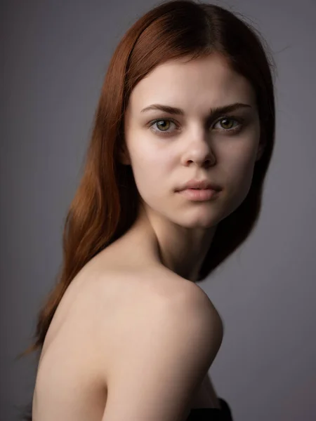 Hübsche Frau attraktiv aussehen nackten Schultern Luxus-Studio — Stockfoto