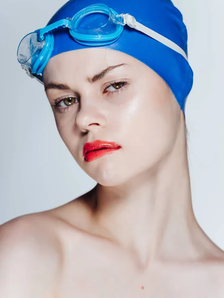 Женщина спортсменка в плавательной шапке изолированный фон — стоковое фото