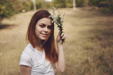 Güzel bir kadın seyahat ediyor tatil bitkileri güneş özgürlüğü yolculuğu