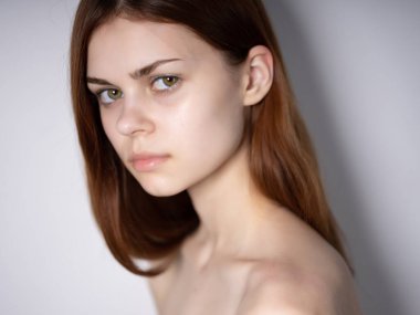 Güzel bir kadın kızıl saçlı moda tarzında poz veriyor.