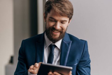 Takım elbiseli iş adamı. İletişim teknolojisi uzmanı.