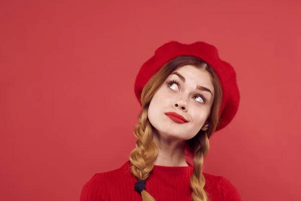 Fröhliche Frau mit roter Mütze auf dem Kopf Glamour-Studio posiert — Stockfoto