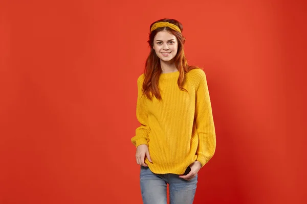 노란색 스웨터를 입은 여성 스튜디오 거리 스타일의 역 장식 — 스톡 사진
