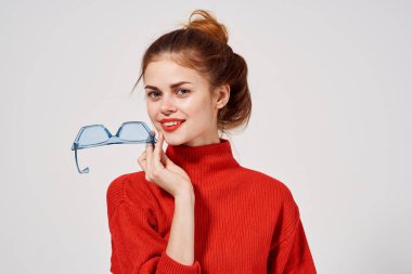 Kırmızı dudaklı kadın. Stüdyo eğlence modeli.
