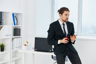 Belge teknolojisiyle ofisteki işadamı