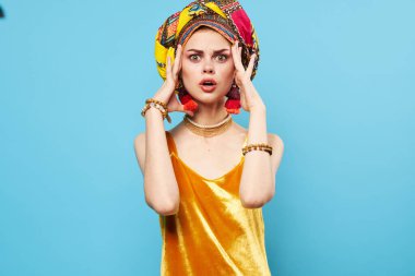 Çok renkli güzel bir kadın. Etnik köken, Afrikalı tarzı dekorasyon. Stüdyo Modeli.