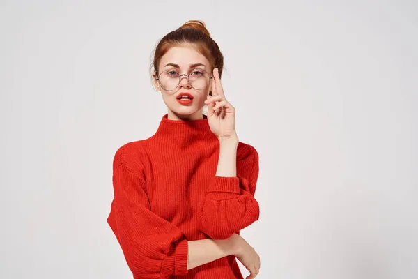 Retrato de una mujer labios rojos aspecto atractivo Studio modelo divertido — Foto de Stock