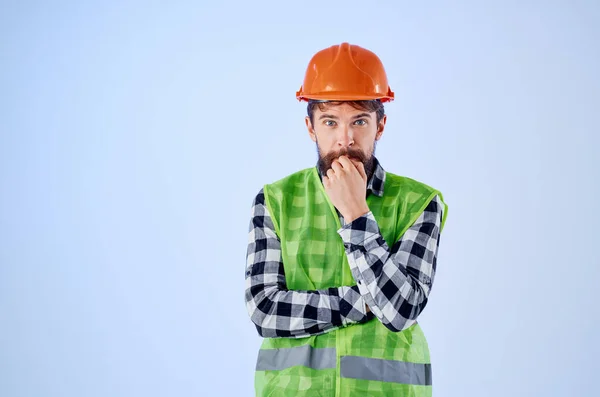 Uomo emotivo verde giubbotto arancione casco flusso di lavoro gesti mano Studio — Foto Stock