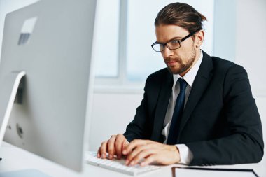 Ofis çalışanı belgeleri telefonla iletişim halinde.