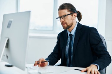 Ofis çalışanı bir memur bilgisayar teknolojilerinde çalışıyor.