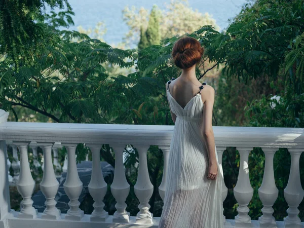 Женщина в белом платье Природный парк греческого гламура — стоковое фото