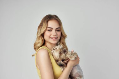 Soyutlanmış arka planda hayvan pozu veren güzel bir kadın. Yüksek kalite fotoğraf