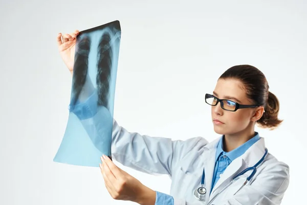 Жінка Лікар Рентгенівським Випромінюванням Ізольованому Фоні Високоякісна Фотографія — стокове фото