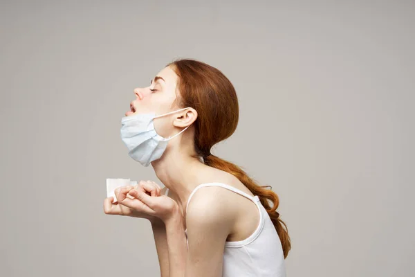 Mujer Enferma Con Máscara Sobre Fondo Claro Foto Alta Calidad — Foto de Stock