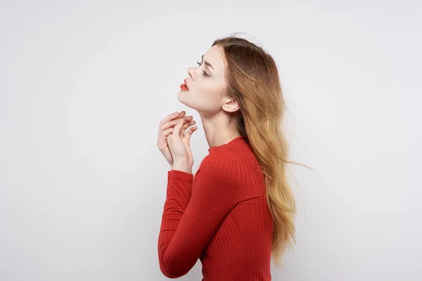 Mulher Alegre Uma Camisola Vermelha Posando Fundo Isolado Foto Alta — Fotografia de Stock