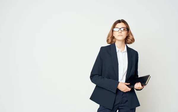 戴眼镜的妇女行政管理生活方式孤立的背景 — 图库照片