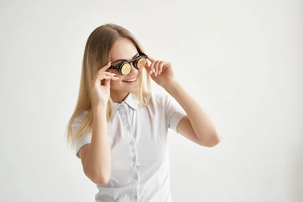 Mooie vrouw Bitcoin bril geïsoleerde achtergrond — Stockfoto