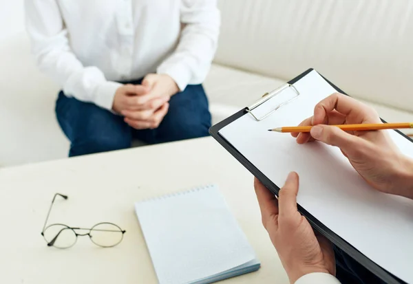 Psycholoog schrijven op papier patiënt communicatie therapie — Stockfoto