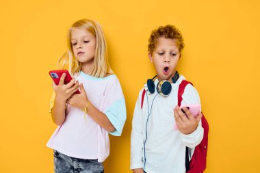 Şirin çocuklar telefon eder. Somurtkan, eğlenceli, izole bir arka plan.