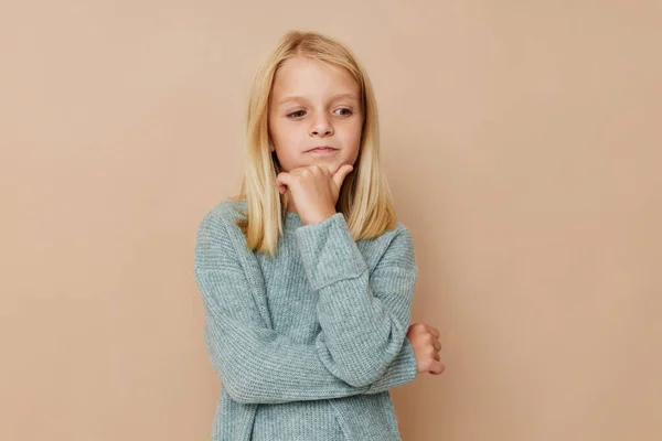 Vackra små flicka gester med händerna barn livsstil koncept — Stockfoto