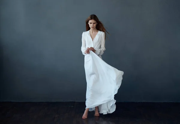 Mulher Vestido Branco Posando Foto Alta Qualidade — Fotografia de Stock