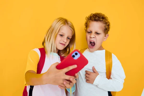 Foto de dos niños pequeños niña teléfono selfie mueca divertido Studio concepto de educación —  Fotos de Stock