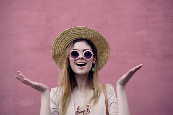 Donna Strada Indossando Cappello Occhiali Parete Rosa — Foto Stock