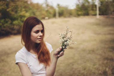 Doğada yürüyen bir kadın. 