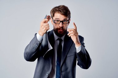 Takımlı sakallı bir adam ve izole edilmiş bir geçmişi var. Yüksek kalite fotoğraf