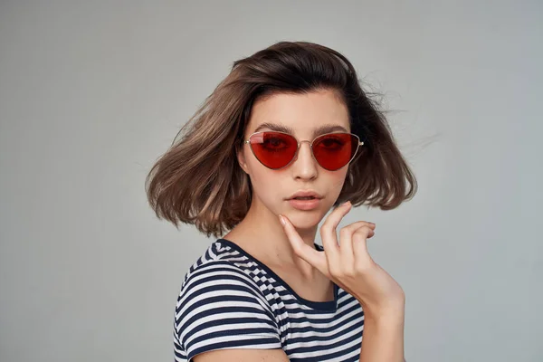 Kvinna Med Glasögon Poserar Ljus Bakgrund — Stockfoto