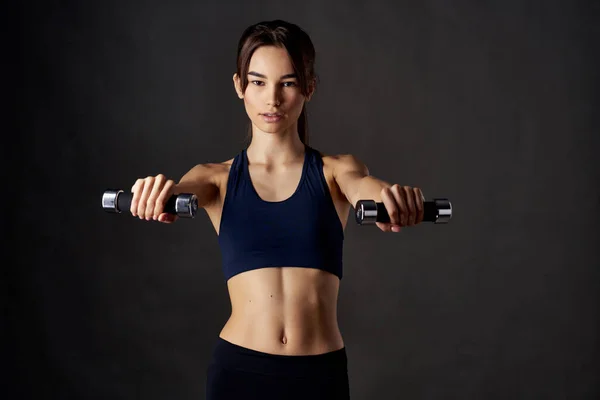 Mujer Bonita Haciendo Ejercicio Con Pesas Sobre Fondo Oscuro Foto — Foto de Stock