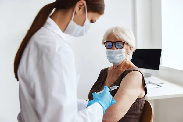 Kvinnlig läkare immunisering säkerhet immunförsvar — Stockfoto